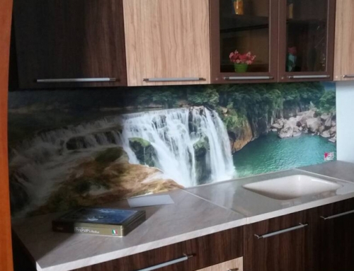 Backsplash Shifen waterfall in a furniture store